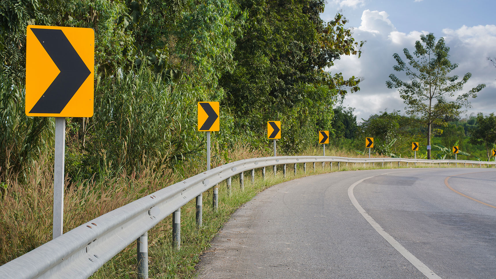 Roadway that is a horizontal curve and has arrow signage